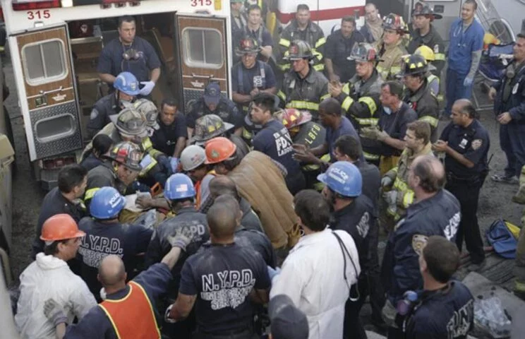 Muitas das pessoas que morreram na tragédia do World Trade Center eram bombeiros que tentavam socorrer as vítimas. E isso foi retratado pelo cinema. 
