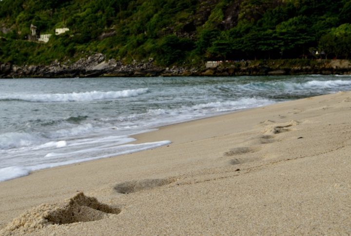 Por não ter muitos estabelecimentos comerciais ao redor, Grumari atrai um público que prefere um contato mais íntimo com a natureza.