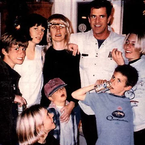 Mel Gibson - O ator e diretor americano tem 9 filhos. Sete deles com Robyn Gibson, com quem ficou casado de 1980 a 2011. Um deles, Milo Gibson, se lançou na carreira de ator. Mel também tem uma filha com a modelo Oksana Grigorieva e um filho com a roteirista Rosalind Ross. 