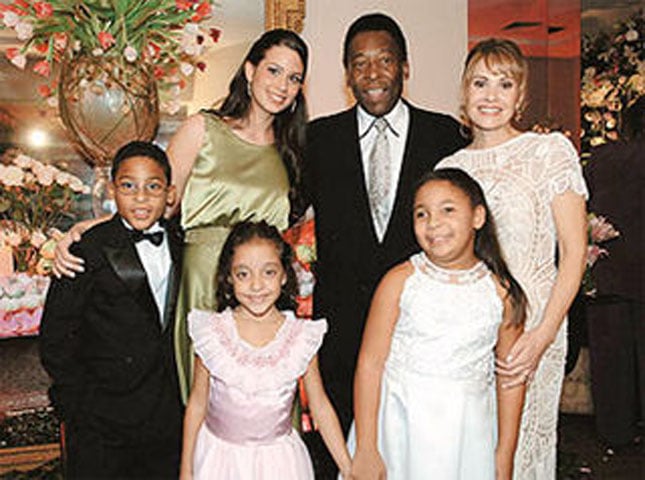 Pelé - O Rei do Futebol, , que morreu em 29/12/2022, se casou 3 vezes e tinha 7 filhos conhecidos, inclusive Sandra Regina (1964-2006), que travou uma luta judicial e comprovou a paternidade por DNA. Pelé admitiu que viveu numerosos casos e poderia ter filhos que não conhecia. 