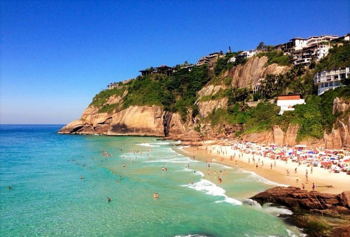 Praia da Joatinga: Localizada entre São Conrado e Barra da Tijuca, a Joatinga é uma pequena praia escondida entre montanhas. As ondas são fortes e o cenário é de tirar o fôlego, com falésias e mata nativa ao redor.