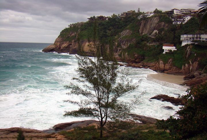 Com difícil acesso, precisando descer por trilhas rochosas, é frequentada por surfistas e pessoas que buscam um ambiente mais reservado. 
