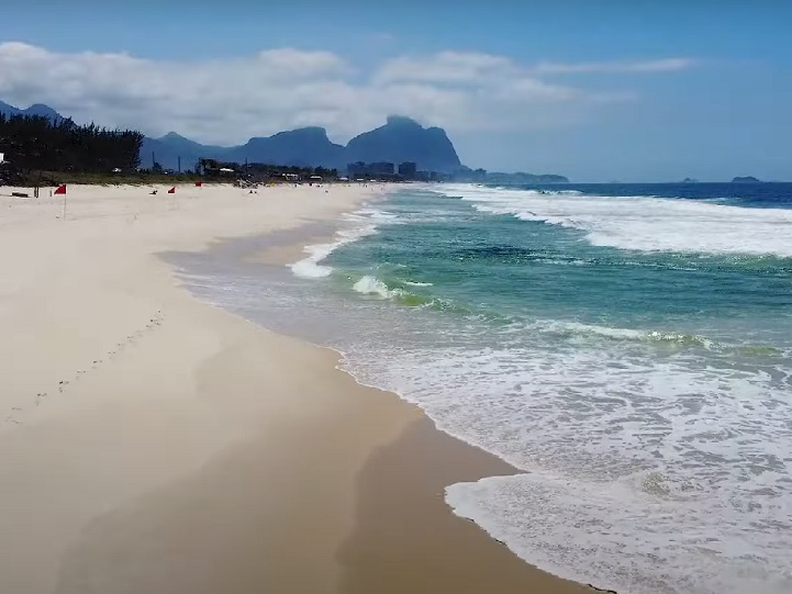 Além disso, a Reserva possui uma extensa faixa de areia e uma vista incrível da Pedra da Gávea.