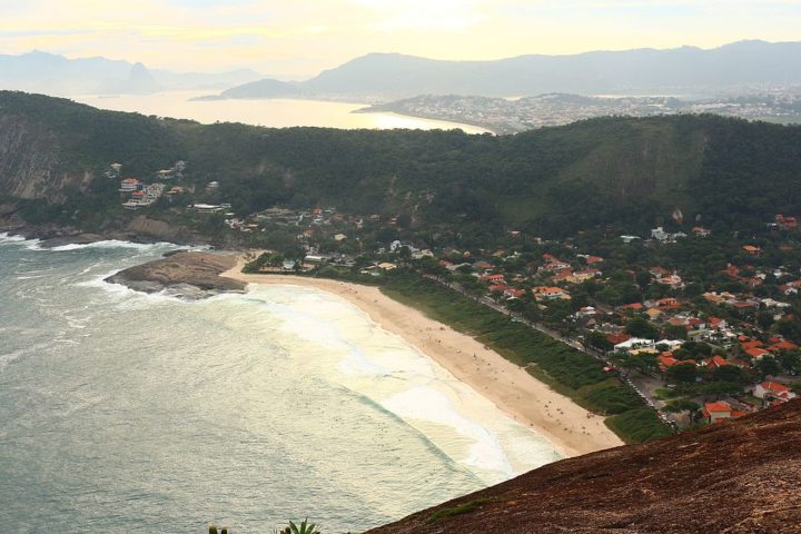 Cercada por montanhas e com boas trilhas para caminhadas, como a que leva ao Costão de Itacoatiara, a praia oferece tanto boas ondas quanto áreas de mar mais calmo para banhistas.