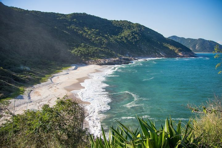 Praia do Meio: Situada em Barra de Guaratiba, a Praia do Meio é uma das várias praias acessíveis por trilhas na região. A trilha passa por mirantes com vistas incríveis. 