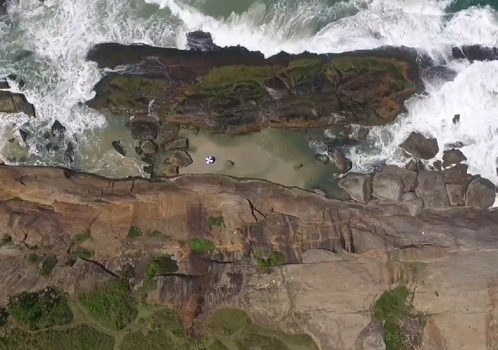 Para chegar até lá, é necessário fazer uma pequena trilha. O local oferece uma experiência diferente e tranquila, especialmente durante a maré baixa, quando o acesso é mais fácil.