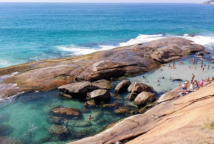 Praia do Secreto: O nome já sugere o mistério dessa praia, que não é exatamente uma praia de areia, mas uma piscina natural formada entre as pedras, localizada na Barra de Guaratiba. 