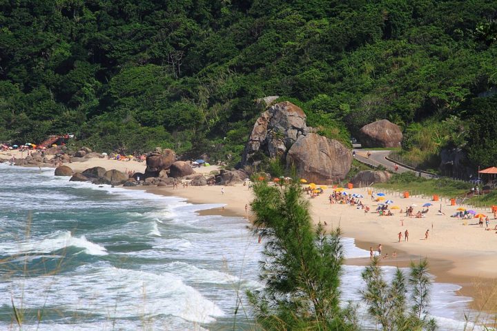 Por estar inserida em uma área de proteção ambiental, a Prainha é menos movimentada e bem cuidada, sendo ideal para quem busca sossego.
