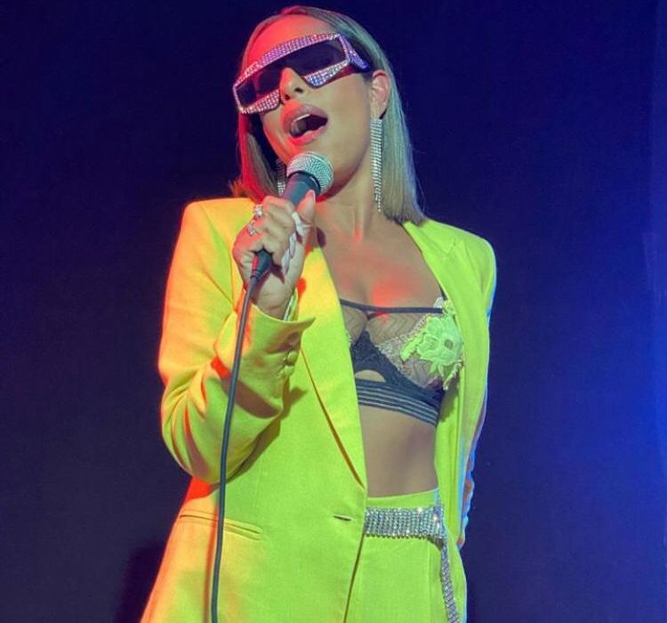 Samantha Schmütz - Famosa por seus papéis na comédia, a atriz niteroiense, nascida em 28/1/1979, também se lançou como cantora, em 2013. Ela já protagonizou um programa musical no canal Bis, em que se apresentava cantando músicas de diferentes gêneros.