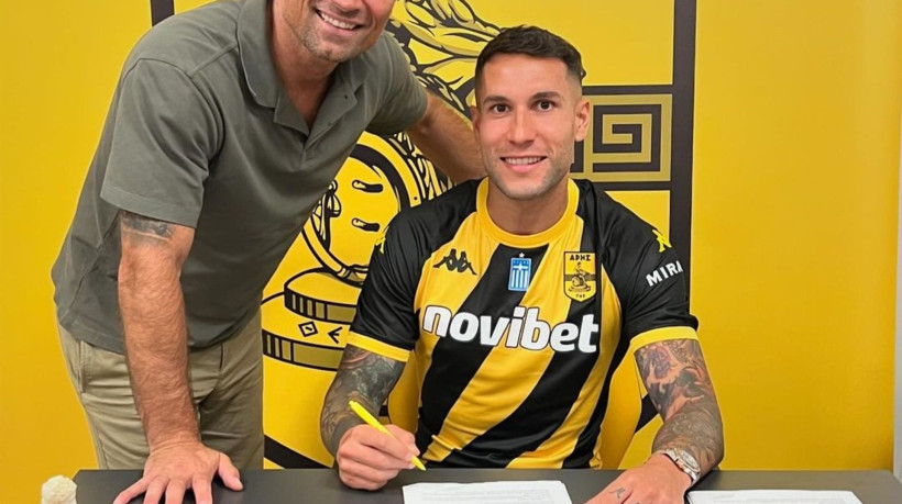 Hugo Mallo assinando contrato com Aris Saloniki, da Grécia