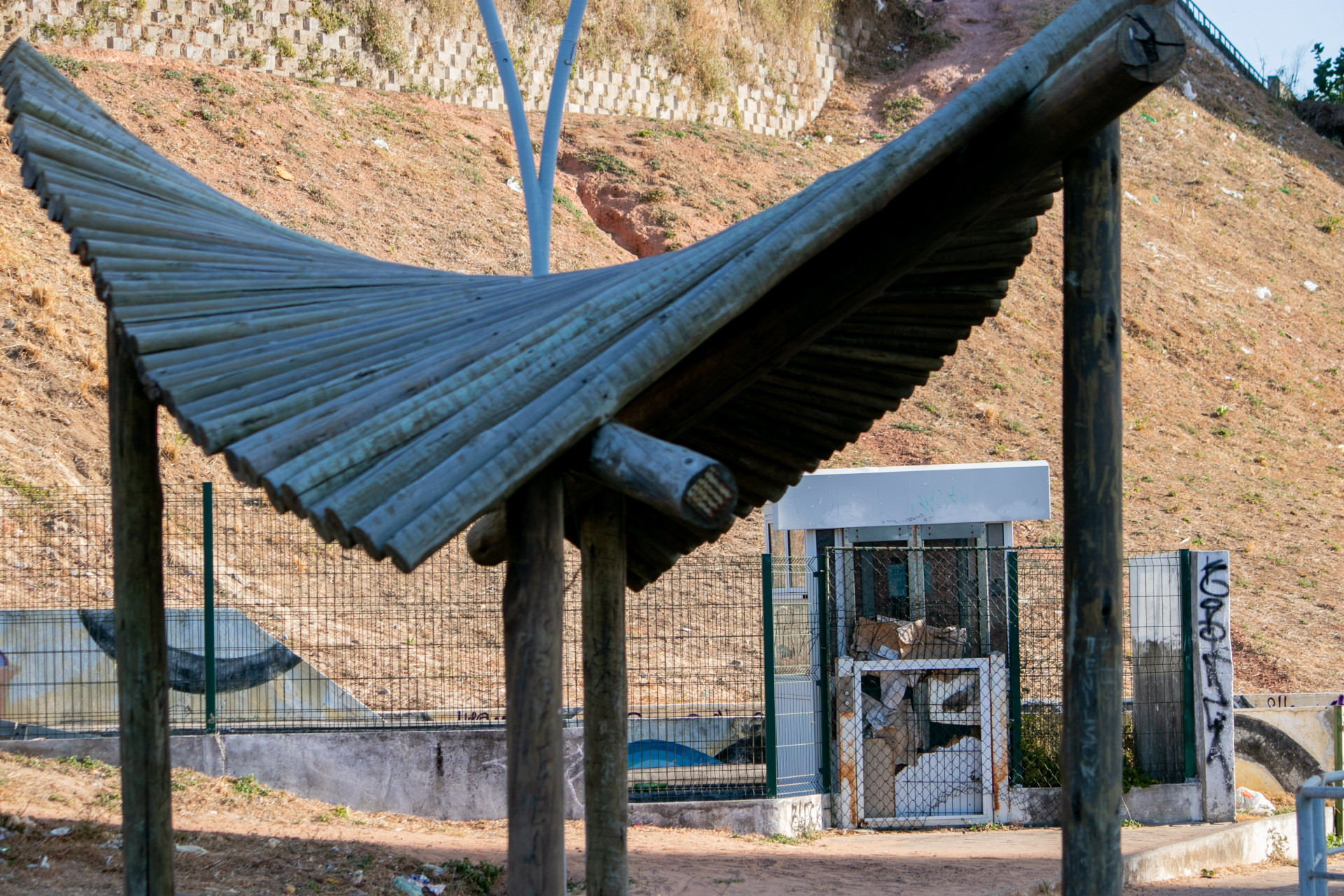 FORTALEZA, CEARÁ, BRASIL, 12-09-2024: Condições precárias das escadarias e do elevador sobre trilhos do Mucuripe que está sem funcionar no Morro Santa Terezinha. (Foto: Samuel Setubal/ O Povo)