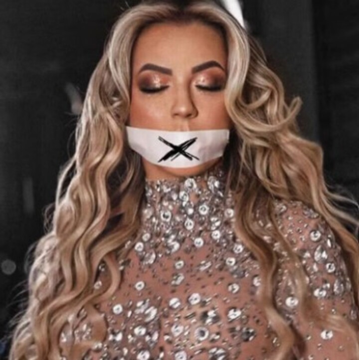 Mais tarde, a conta de Deloane Bezerra no Instagram postou uma foto em que a advogada aparece com a boca tampada por um adesivo estampado com um “x”. 
