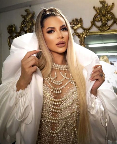 Deolane perdeu o direito à prisão domiciliar por ter descumprido duas medidas cautelares impostas pelo Tribunal de Justiça de Pernambuco (TJPE). Entre as regras que ela deveria obedecer estava não se manifestar por redes sociais, imprensa ou outros meios de comunicação.
