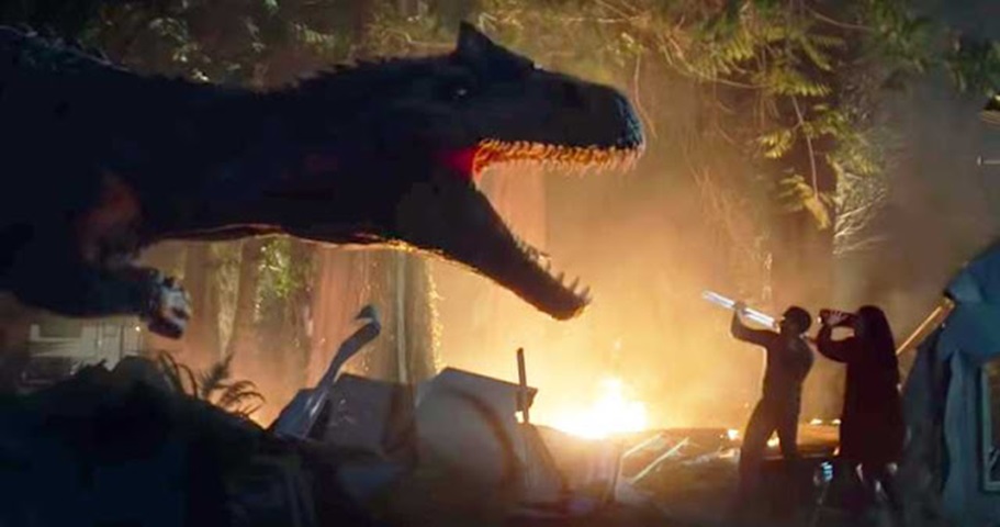 Três anos após os acontecimentos no parque temático de Jurassic World, o vulcão da ilha Nublar desperta de seu sonho centenário e eclode. Owen e Claire dão início, então, a uma campanha para salvar os dinossauros de uma nova extinção.