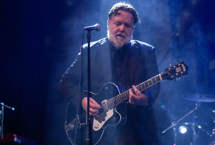 Russell Crowe -  Famoso pelo filme Gladiador, que lhe rendeu um Oscar,  faz até turnês com sua banda Indoor Party Garden. Recentemente ele  lamentou o cancelamento da vinda ao Brasil.