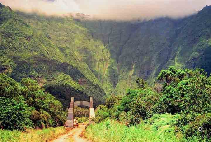 Depois de encontrar uma família que teve o barco afundado por dinossauros aquáticos, eles se vêem presos numa ilha isolada onde fazem descobertas chocantes.