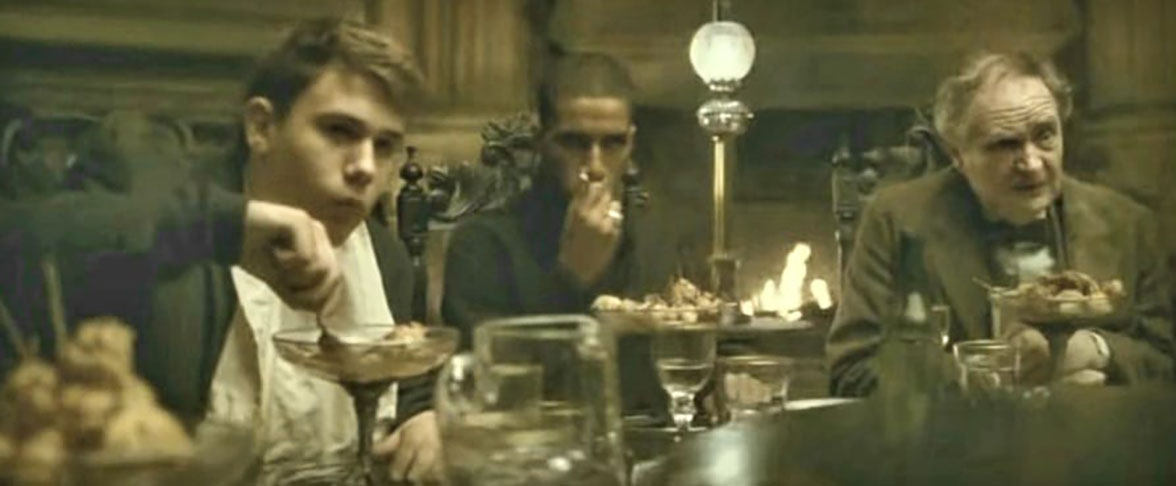 Robert Knox - O ator britânico - o Marcos Belby em Harry Potter: O Enigma do Príncipe (1º à esq na foto) - não viu o filme no telão. Morreu dias após as gravações, em 2008, esfaqueado por um assaltante para salvar o irmão. Tinha 18 anos. O bandido pegou prisão perpétua.