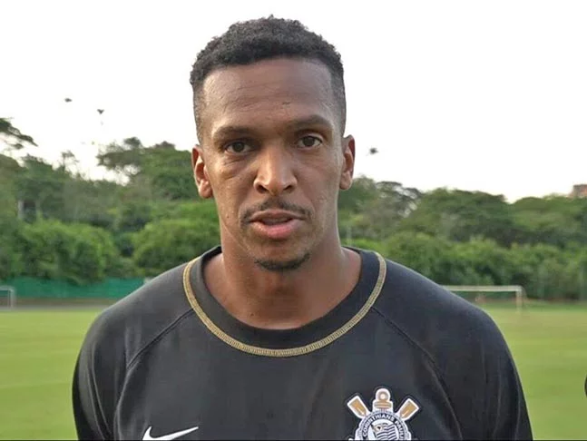 Jô, que se aposentou do futebol, engravidou a amante, a influencer Maiára Quiderolly. A notícia vazou em junho de 2022. Na época, o ídolo de Corinthians e Atlético-MG estava casado com Claudia Silva. Eles se separaram e depois reataram.