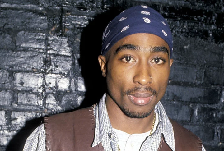 4º) Tupac - É ídolo da maioria dos fãs do rap. Morto a tiros aos 25 anos, em 13/09/1996, ele também foi ator, produtor, DJ e ativista. Talentoso, ele também tocava piano. Teve vários problemas com a justiça e chegou a ser preso. 