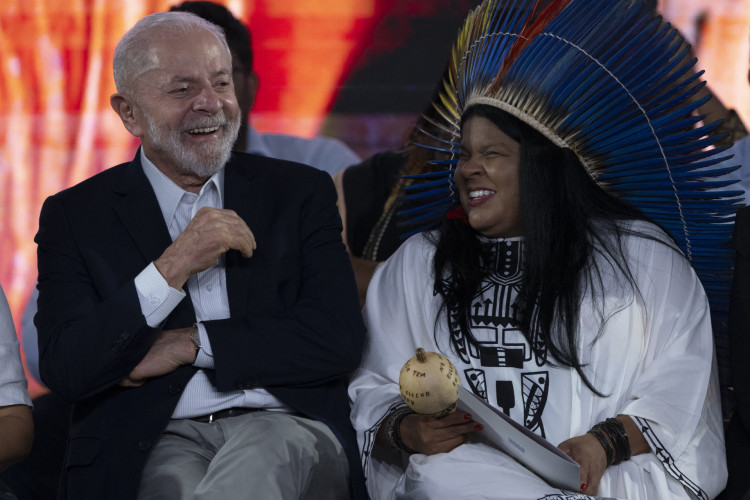 O presidente Lula com a ministra dos povos ind&iacute;genas Sonia Guajajara(Foto: PABLO PORCIUNCULA / AFP)