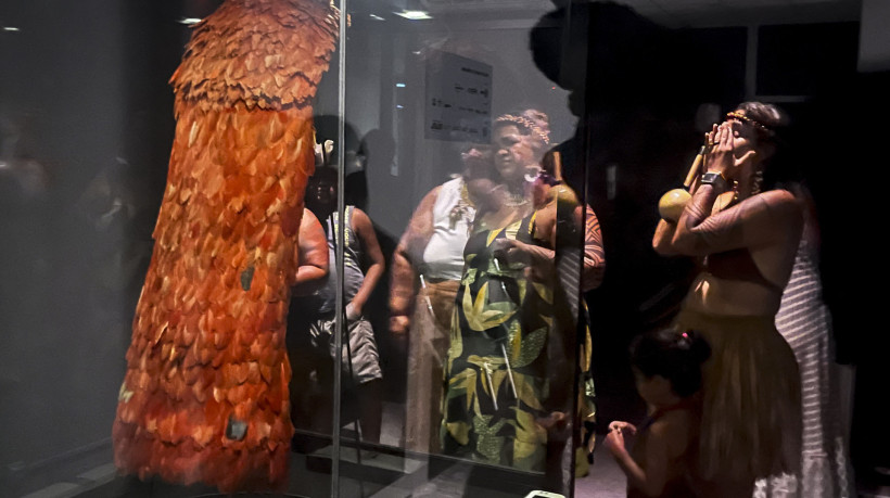 O manto sagrado tupinambá é feito com penas vermelhas da ave guará sobre uma base de algodão de quase 1,80 metros de comprimento