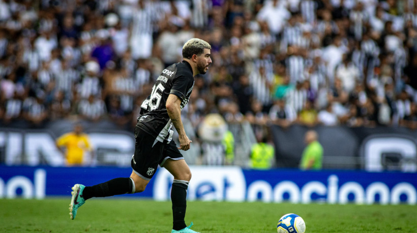 Volante Richardson no jogo Ceará x Operário, no Castelão, pelo Campeonato Brasileiro Série B 2024