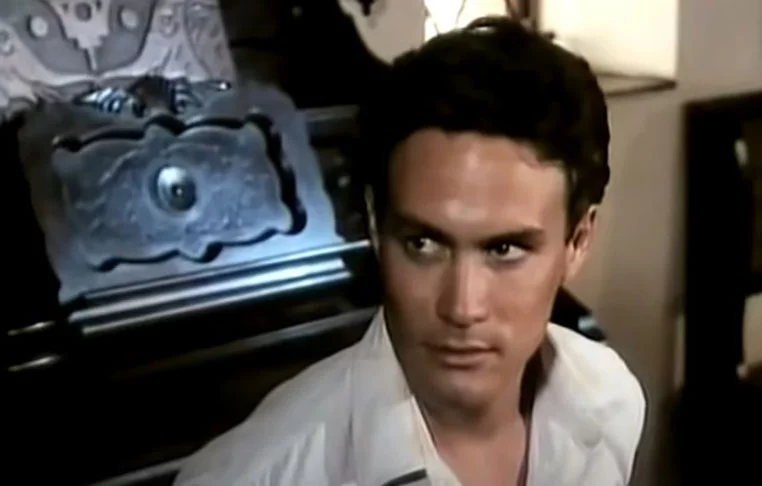 Brandon Lee - Filho do lendário Bruce Lee, o ator americano morreu em 1993, aos 28 anos, no set de gravação do filme O Corvo, atingido por um tiro acidental. Uma bala de verdade estava na arma usada pelo ator Michael Massee.