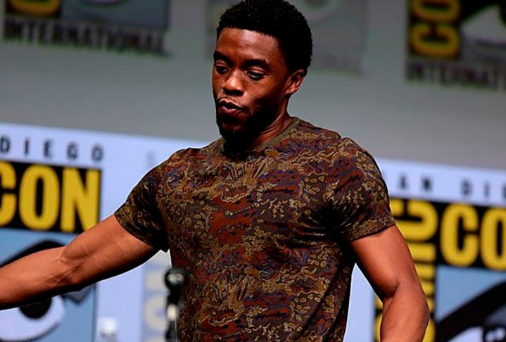 O ator Chadwick Boseman faria 45 anos neste 29/11, se tivesse vencido a batalha contra o câncer que o matou em 28/08/2020.  O ator americano, cuja carreira começou em 2003 na televisão e chegou aos cinemas em 2008, estava no auge quando morreu precocemente, vítima da doença.