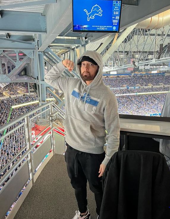 Um dos artistas mais influentes e controversos da música, Eminem conquistou seu espaço com apoio de um dos maiores nomes do Hip Hop: Dr. Dre (que ouviu uma fita do jovem e o chamou para sua gravadora). 