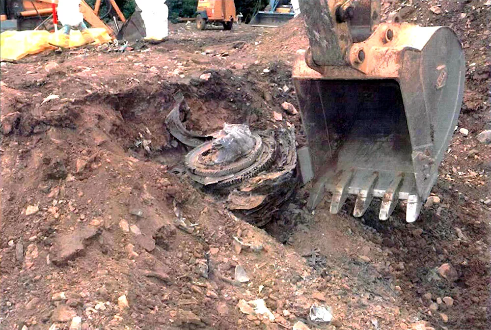 O impacto abriu uma enorme cratera e uma máquina do avião foi encontrada  afundada na terra.  