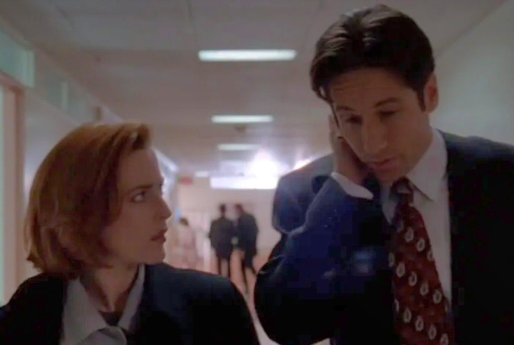 No fim da 4ª temporada, especificamente no vigésimo capítulo (Small Potatoes), um zelador de uma pequena cidade Eddie (o roteirista Darin Morgan), tem uma cauda vestigial e capacidade de moldar a mudança. Ele usa seus poderes para enganar mulheres para ter relações sexuais, tendo assim, um punhado de crianças com caudas. 