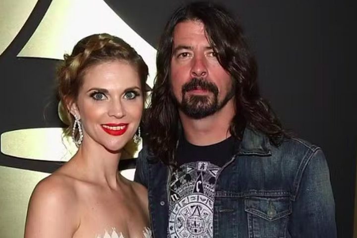 Casado desde 2003 com Jordyn Blum, com quem tem três filhas, Grohl optou por não divulgar a identidade da mãe de sua nova filha.