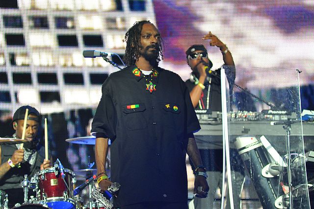 9º) Snoop Dog  - Calvin Cordozar Broadus, Jr. começou a carreira nos anos 1990 e, depois de colaborações com Dr. Dre, ganhou status de superstar nos EUA. 