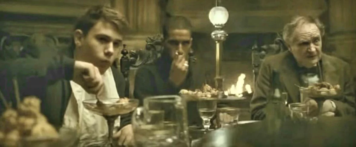 Robert Knox - O ator britânico - o Marcos Belby em Harry Potter: O Enigma do Príncipe (1º à esq na foto) - não viu o filme no telão. Morreu dias após as gravações, em 2008, esfaqueado por um assaltante para salvar o irmão. Tinha 18 anos. O bandido pegou prisão perpétua.