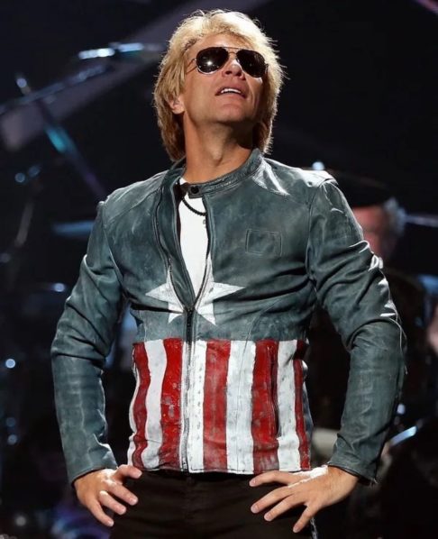 A voz poderosa e o carisma de Bon Jovi foram cruciais para o sucesso da banda, que ao longo das décadas, adaptou seu som às tendências musicais, mas sem perder sua identidade.