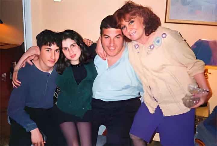 Amy Jaden Winehouse foi criada no subúrbio londrino de Southgate. Oriunda de família judaica, sua mãe era farmacêutica e seu pai era instalador de painéis e taxista, além de cantor amador. 