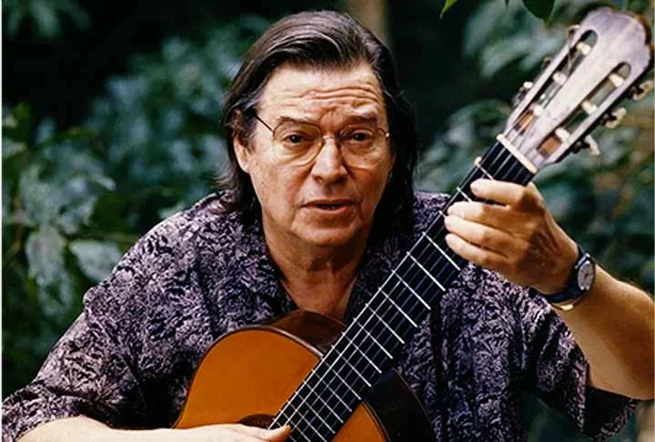 Tom Jobim foi cantor, arranjador, violonista, pianista e maestro, além de um grande compositor. Aliás, ele é autor de mais de 300 canções, muitas delas de bossa nova, sendo um dos nomes principais do gênero.