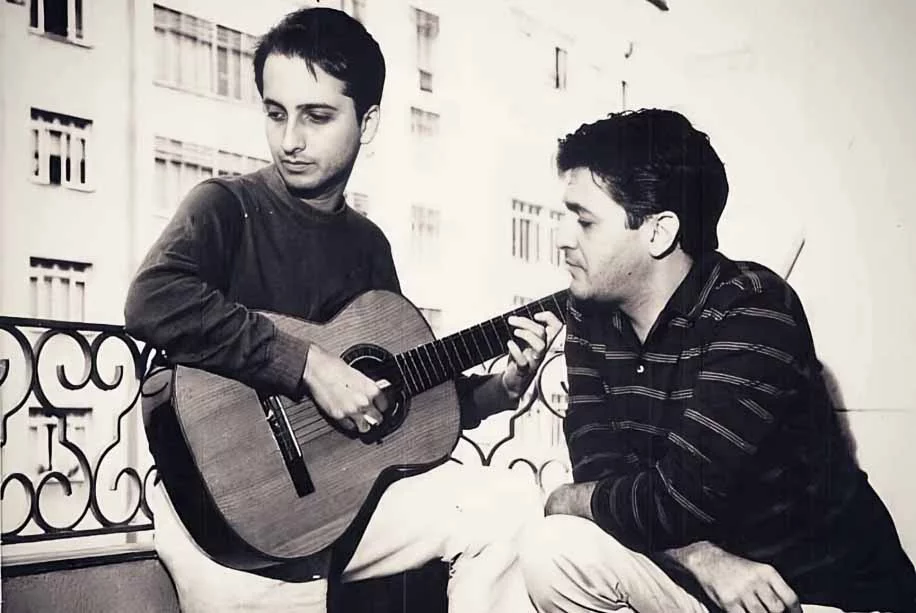 Considerado um dos precursores da Bossa Nova, Roberto Menescal é produtor, instrumentista e compositor. Dentre os seus maiores sucessos, estão obras como Você, Nós e o Mar, Telefone e O Barquinho.