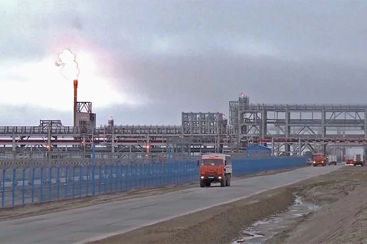 Ele não só desempenha um papel no deslocamento de petróleo, mas também é um exemplo de inovação em engenharia de infraestrutura. Operado pela empresa estatal egípcia, ele é equipado com estações de bombeamento ao longo de sua extensão para garantir a eficiência e a segurança na movimentação do petróleo.