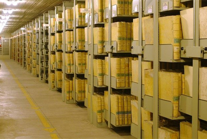 Trata-se de uma vasta coleção de documentos que datam do século VIII, contendo correspondências papais, tratados, registros históricos, e são de imenso valor para estudiosos da história eclesiástica e mundial.