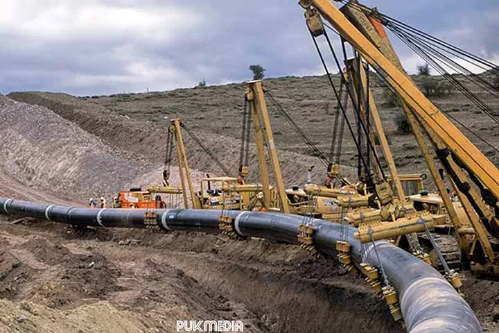 O Egito desempenha um papel central no comércio global de petróleo através do SUMED, que também é vital para a segurança energética global, oferecendo uma alternativa em situações de crise no transporte marítimo de petróleo.