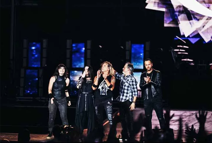 O início foi bem difícil. Sem dinheiro para pagar integrantes, a única coisa que faziam era compor. Eles até se consideravam almas gêmeas nesse quesito, embora compusessem sempre separados e sozinhos. 