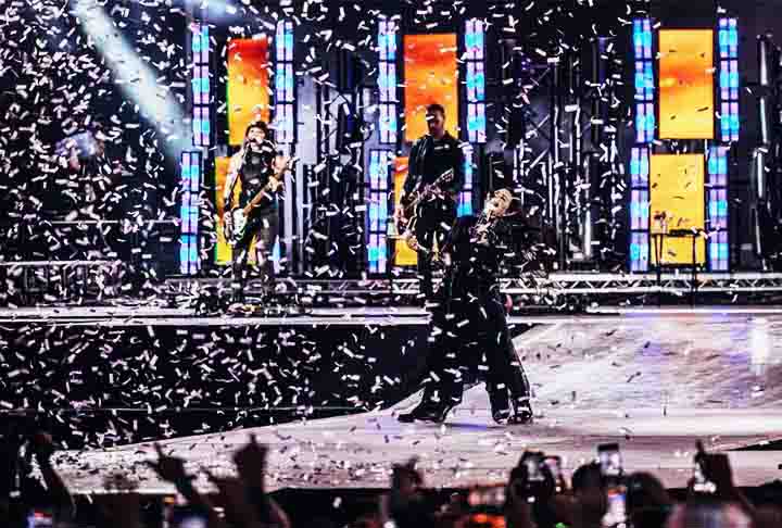 A banda fez sua estreia no Brasil em 2004 durante uma turnê que destacou seu álbum Fallen. Os shows no país foram marcados por apresentações intensas em São Paulo e no Rio de Janeiro, onde a banda conquistou o público.