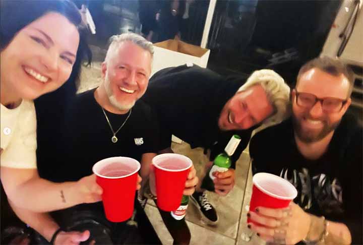 O primeiro grande single ainda contou com a presença de do roqueiro Paul McCoy, do 12 Stones (banda grunge), da mesma gravadora. 