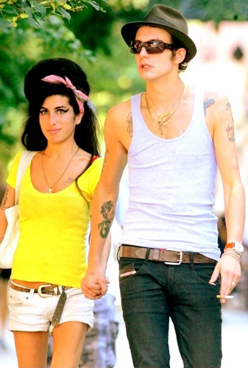 Blake disse que hoje faria tudo diferente, mas que tem tentado eliminar essa cruz (da culpa). Ele disse que sente muita falta de Amy e que ela era sua melhor amiga. 