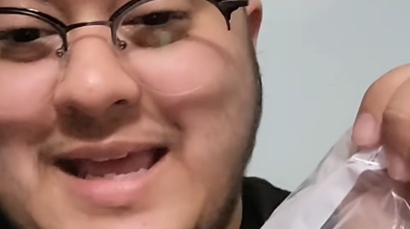 Andi com a peça de Lego expelida