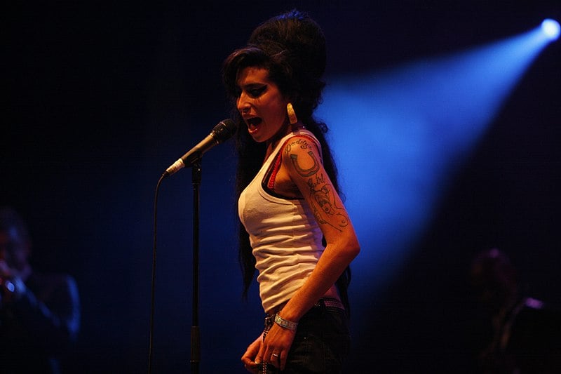 No dia 14 de setembro de 1983, nasceu em Londres, na Inglaterra, Amy Winehouse. A cantora britânica teve uma carreira meteórica e morreu precocemente, com apenas 27 anos, em 23/07/2024.
