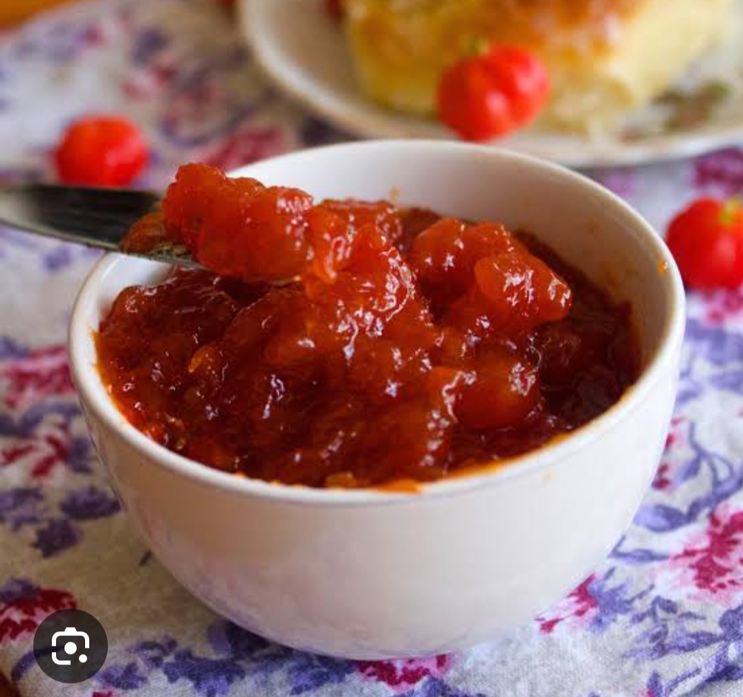 Fruta versátil, pode ser consumida na sua forma natural ou em polpa congelada, sendo utilizada em doces, geleias, sorvetes, refrescos, vinho, iogurte, licores e fermentados.