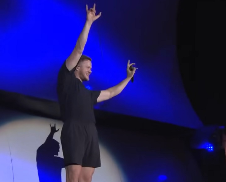 Além do sucesso na música, Dan Reynolds é também reconhecido por seu compromisso com causas sociais, particularmente os direitos LGBTQIAPN+ e a saúde mental.