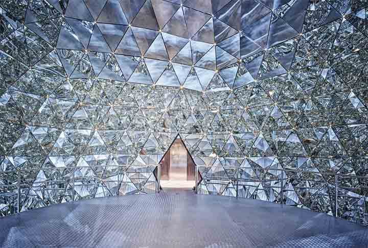 Os cristais Swarovski são conhecidos por seu processo de corte e polimento que maximiza o brilho e o reflexo da luz.